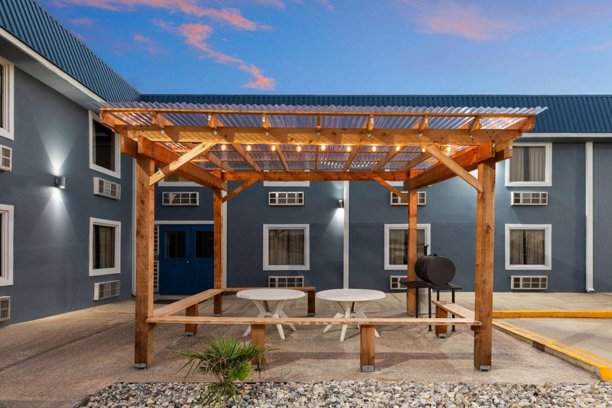 Super 8 By Wyndham Buffalo Exterior photo