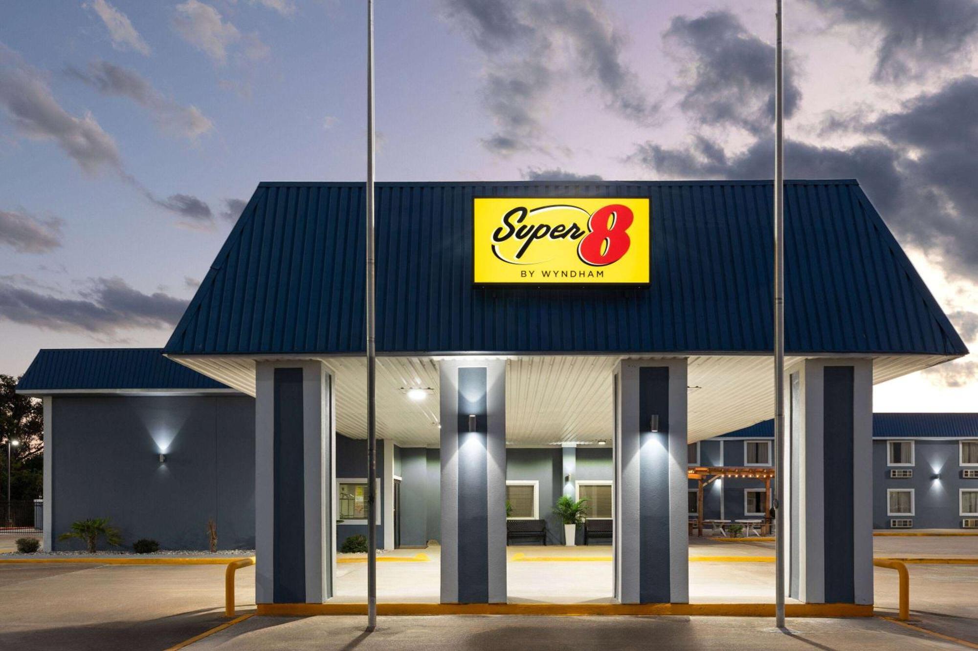 Super 8 By Wyndham Buffalo Exterior photo