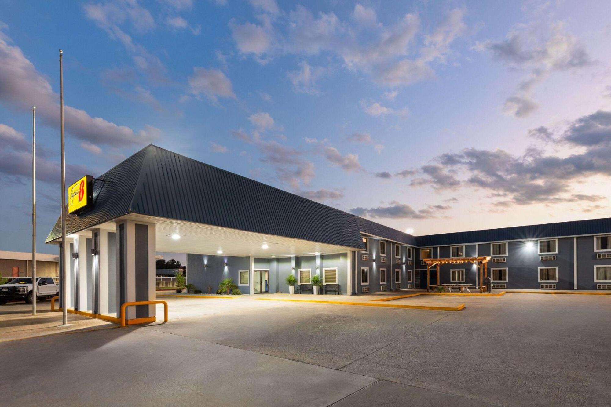 Super 8 By Wyndham Buffalo Exterior photo