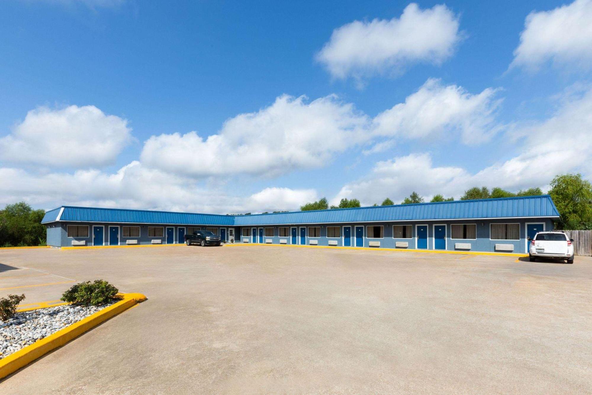 Super 8 By Wyndham Buffalo Exterior photo